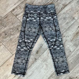 Retired Zyia Cobra Metallic Light n Tight 20” inseam leggings-Size 4